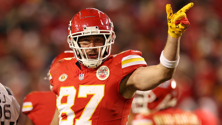 Travis Kelce gioca a calcio