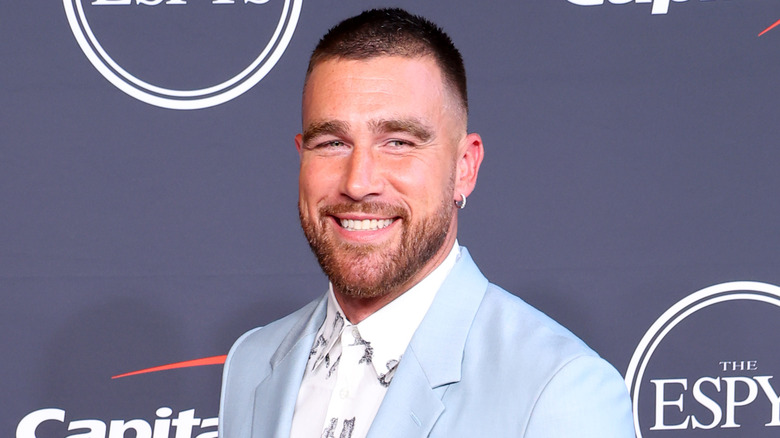 Travis Kelce sorride