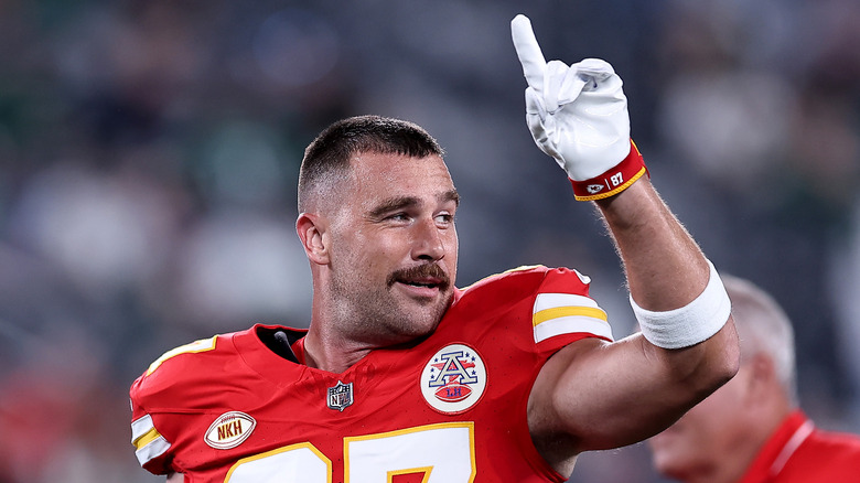 Travis Kelce in posa sul campo