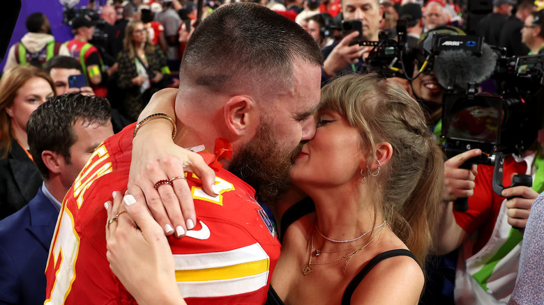 Taylor Swift e Travis Kelce si baciano