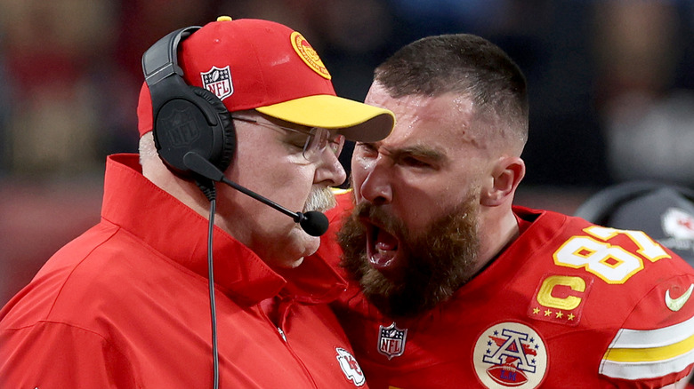 Travis Kelce urla ad Andy Reid