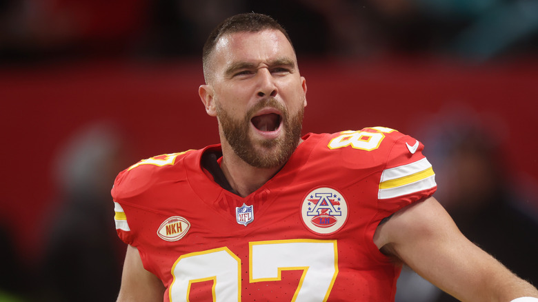 Travis Kelce gioca a calcio