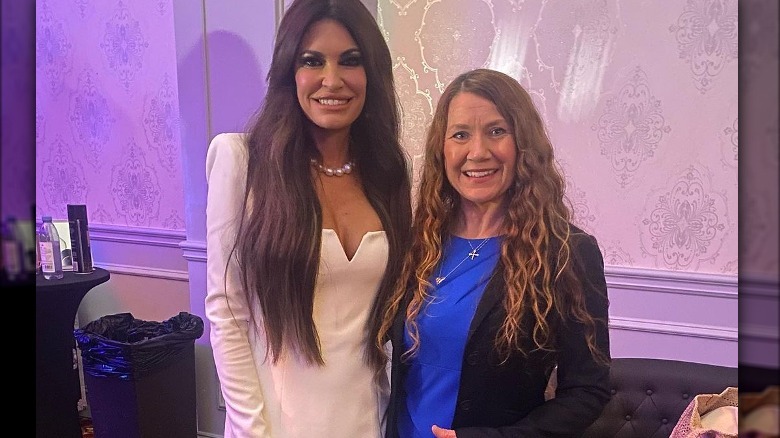 Kimberly Guilfoyle posa con il delegato di Trump