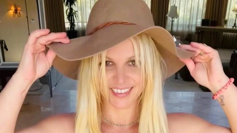 Britney Spears indossa un cappello