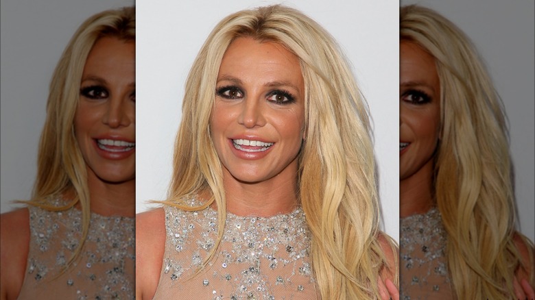 Britney Spears con il trucco nero sugli occhi