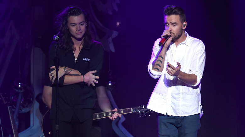 Harry Styles e Liam Payne si esibiscono