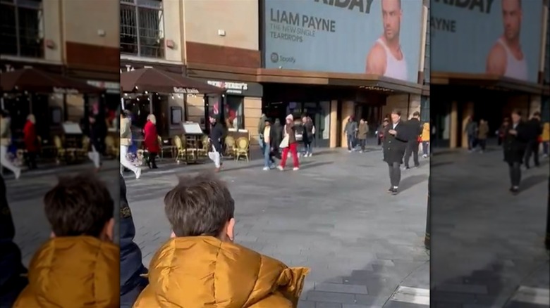 Bear Grey con il cartellone pubblicitario di Liam Payne