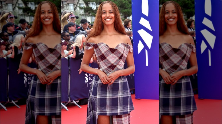 Malia Obama posa rossa in abito scozzese