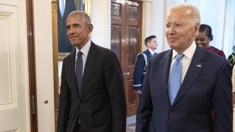 Obama e Biden camminano fianco a fianco