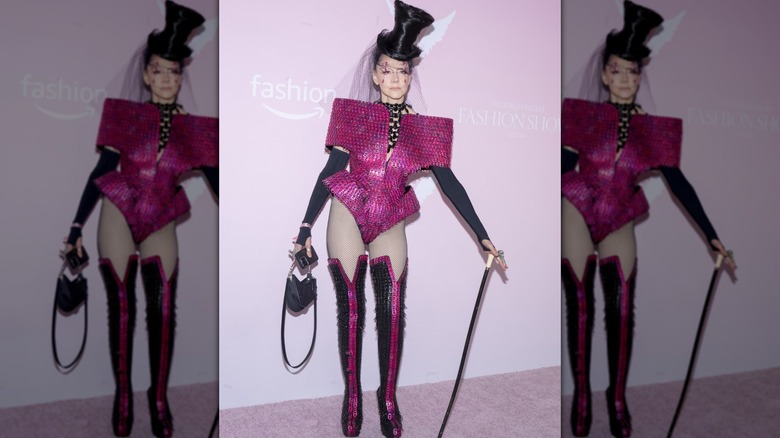 Susanne Bartsch con in mano il bastone