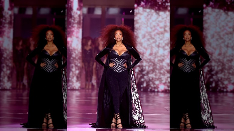 Tyra Banks cammina sulla passerella