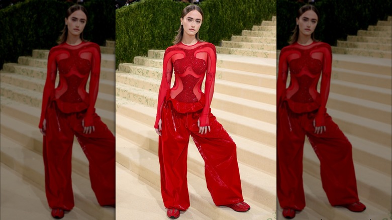 Ella Emhoff indossa un outfit rosso al Met Gala