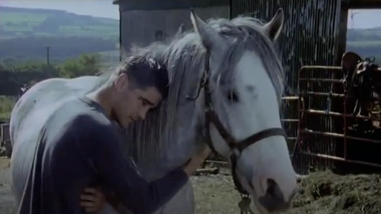 Colin Farrell abbraccia un cavallo in una scena di Ballykissangel