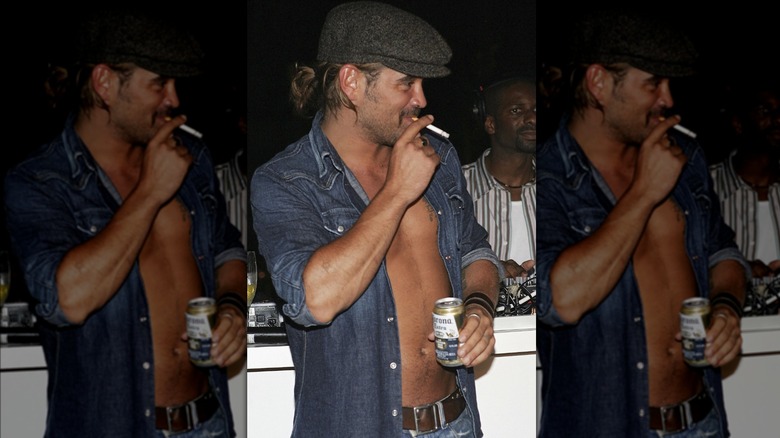 Colin Farrell fuma una sigaretta e beve una birra