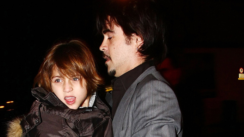 Colin Farrell tiene in braccio il figlio James