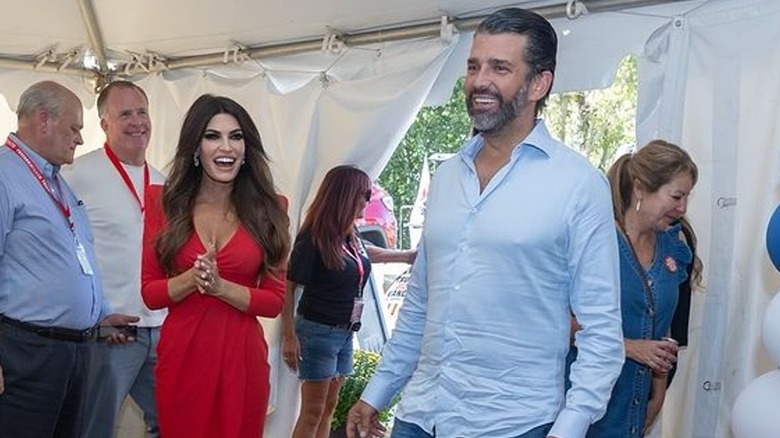 Kimberly Guilfoyle e Donald Trump Jr sorridono