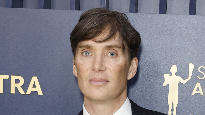 Cillian Murphy sorride in primo piano ai SAG Awards 2024