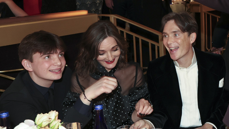 Aran Murphy, Yvonne McGuinness e Cillian Murphy si siedono al tavolo ridendo