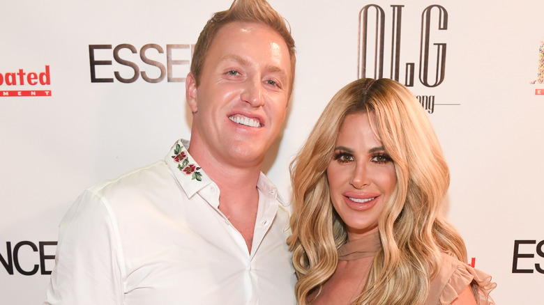 Kim Zolciak e Kroy Biermann sorridono all'evento sul tappeto rosso