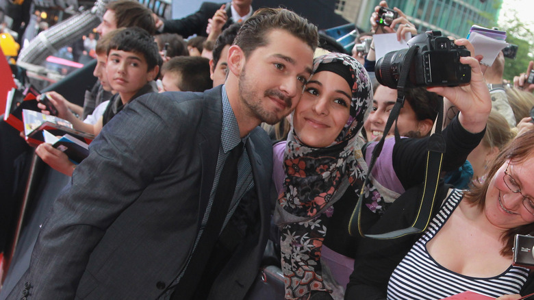 Shia LaBeaouf posa con i fan