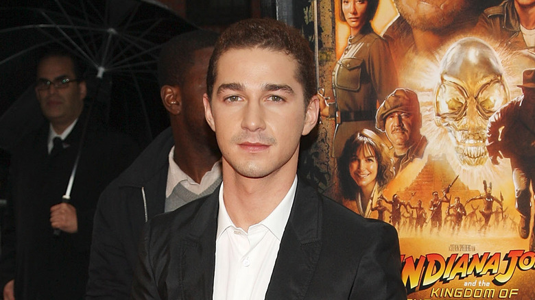 Shia LaBeouf posa con un blazer