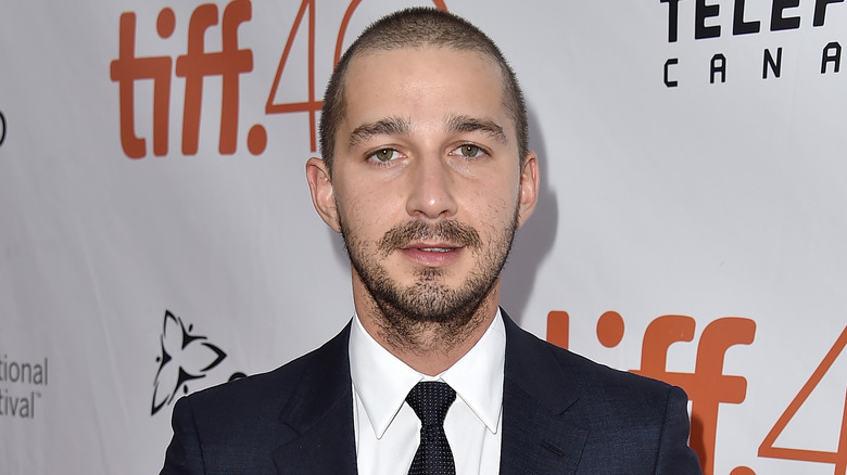 Shia LaBeouf posa in completo