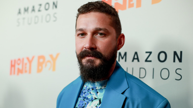 Shia LaBeouf posa in abito blu