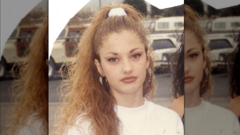 Minka Kelly posa durante gli anni del liceo