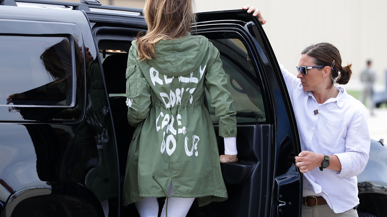 Melania Trump indossa una giacca verde