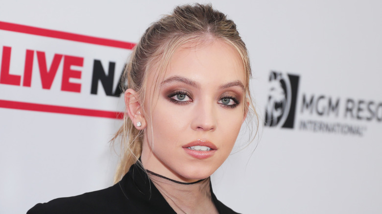 Sydney Sweeney con i capelli raccolti