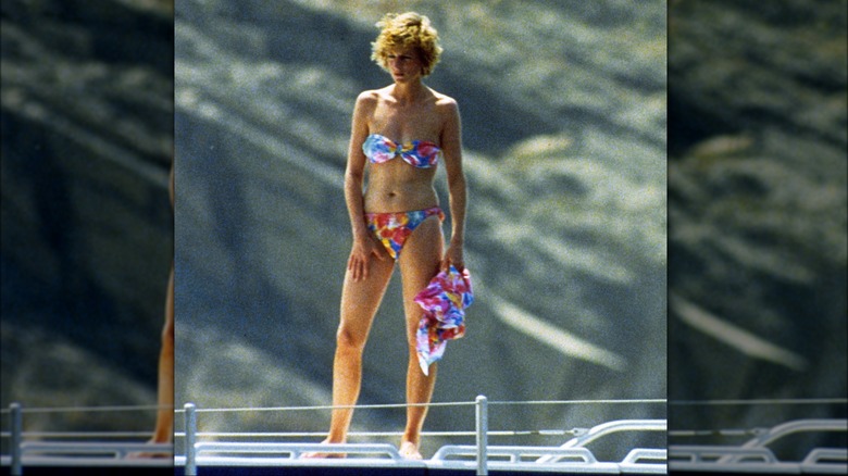 La principessa Diana indossa un bikini colorato