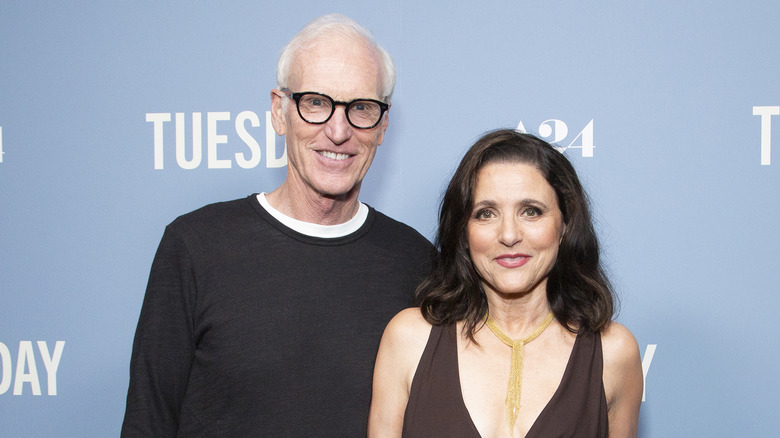 Brad Hall, Julia Louis-Dreyfus con sfondo azzurro