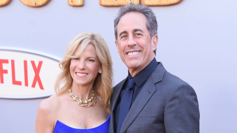 Jessica e Jerry Seinfeld sorridono