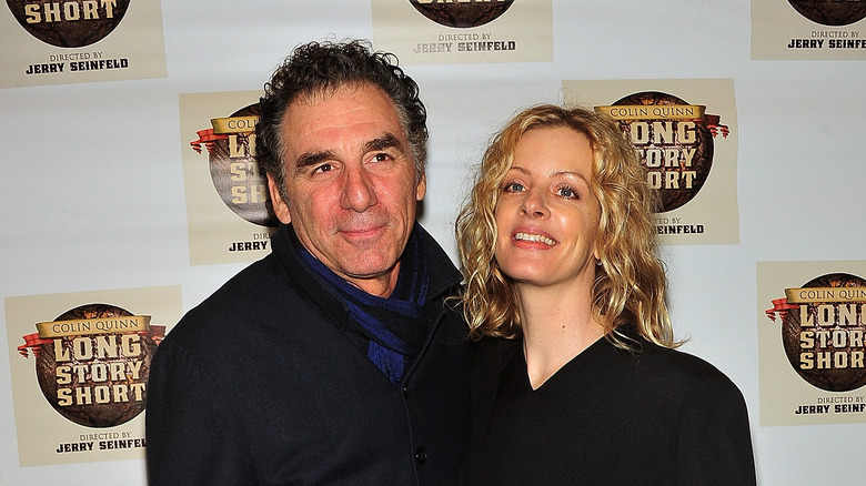 Michael Richards, Beth Skipp indossa abiti neri