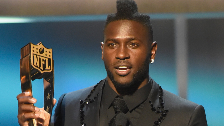 Antonio Brown sul palco ritira il premio