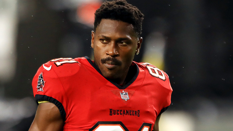 Antonio Brown in campo con la maglia dei Buccaneers