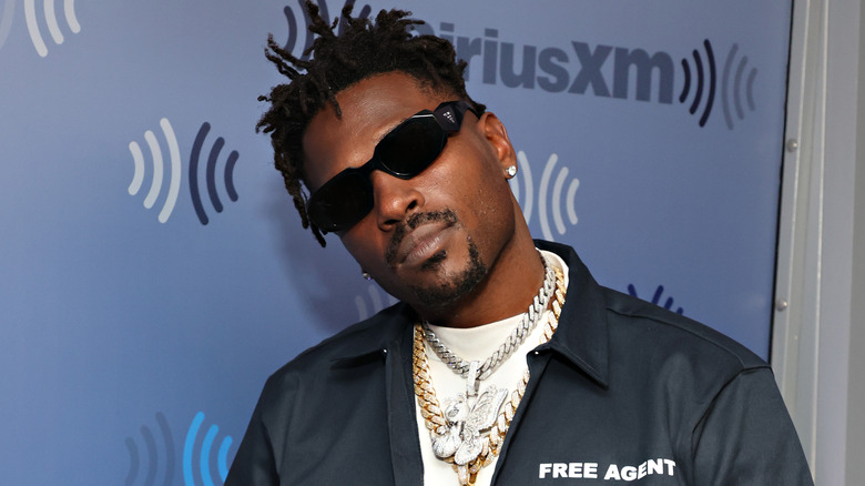 Antonio Brown posa per le telecamere all'evento SiriusXM