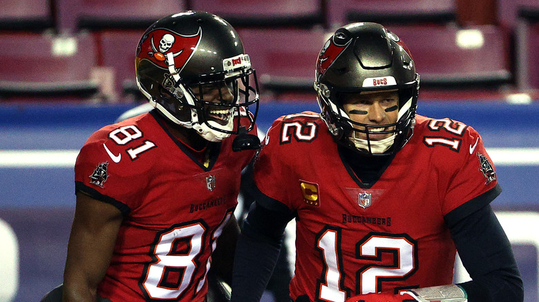 Antonio Brown e Tom Brady in campo