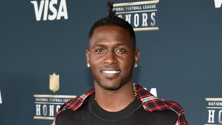 Antonio Brown posa per le telecamere