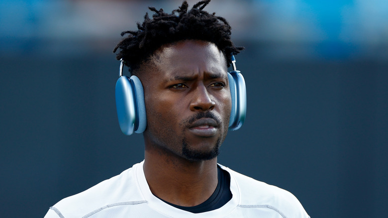 Antonio Brown si riscalda in campo