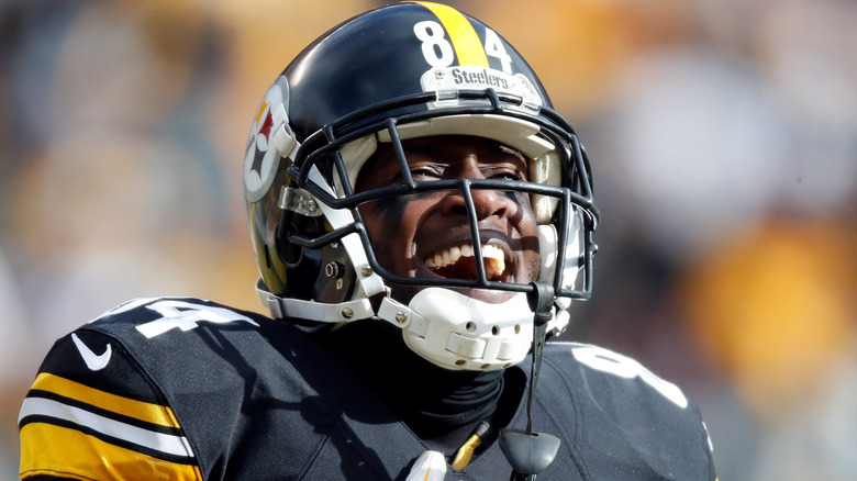 Antonio Brown festeggia sul campo con l'uniforme degli Steelers