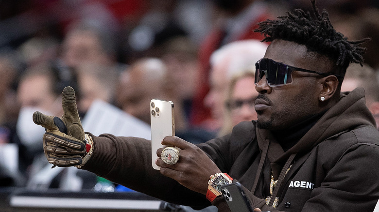 Antonio Brown mentre scatta foto con il cellulare durante una partita