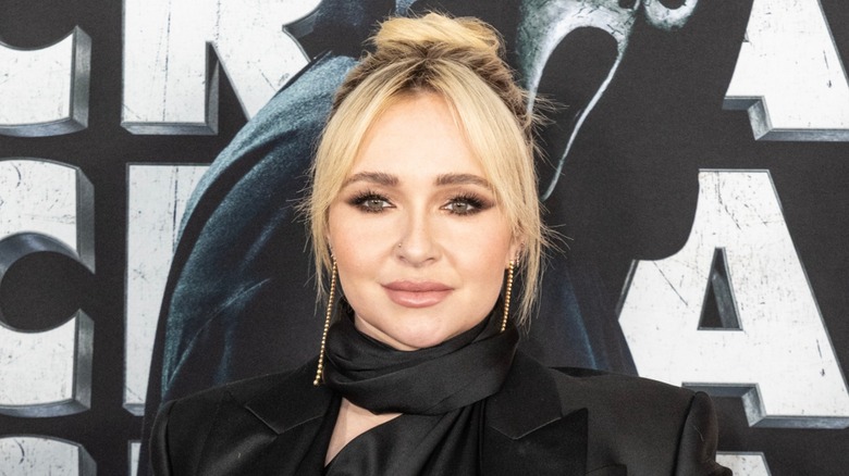 Hayden Panettiere sorride davanti alla telecamera