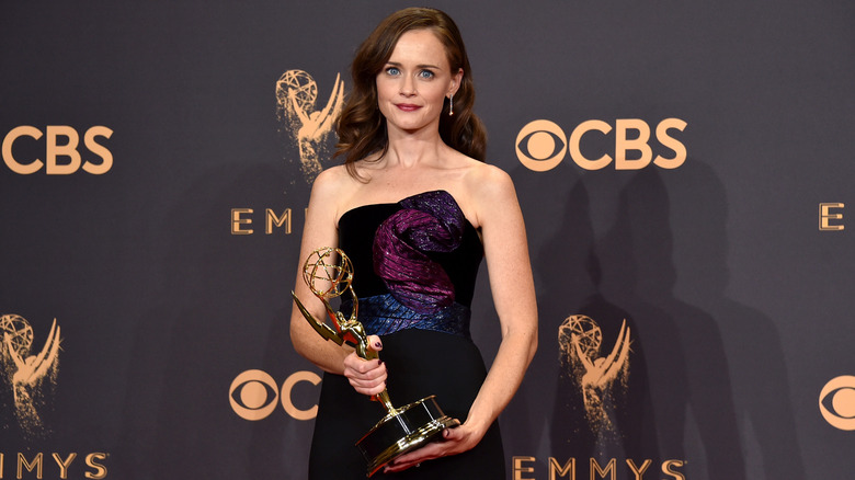 Alexis Bledel posa con Emmy