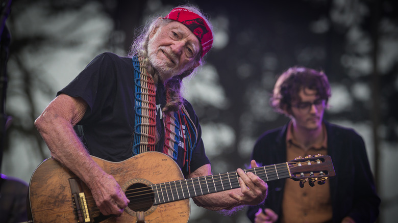 Willie Nelson suona la chitarra