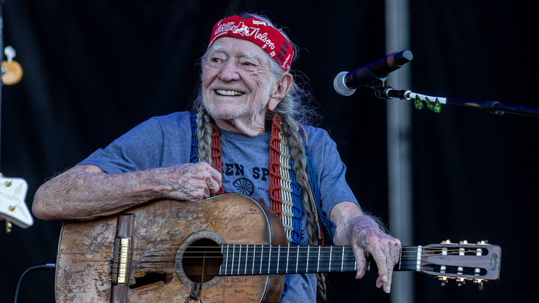 Willie Nelson sorride