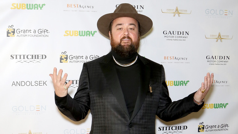 Austin Chumlee Russell indossa un cappello marrone