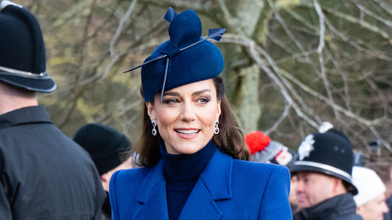 Cappotto e cappello blu di Kate Middleton