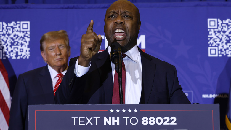 Donald Trump dietro a Tim Scott che parla