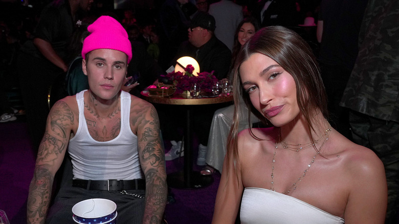 Justin e Hailey Bieber seduti